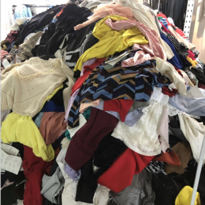 工廠品牌雜款衣服按斤稱直播服裝貨源低價批發庫存尾貨論斤稱外理